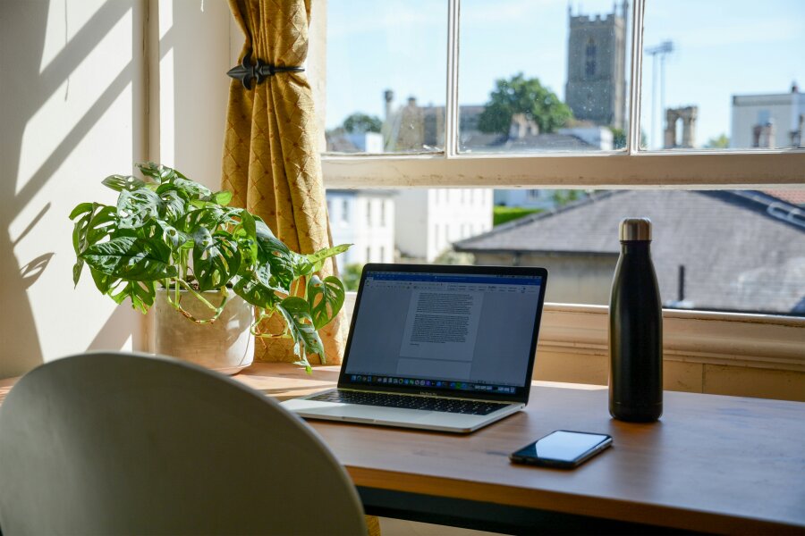 Alleine Arbeiten im Home Office: Tipps zur Motivation und Produktivität