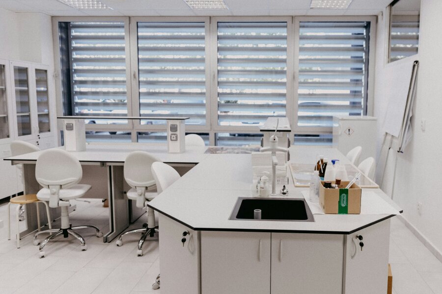 Die neuesten Innovationen in Laborstühlen: Sicherheit, Komfort und Funktionalität