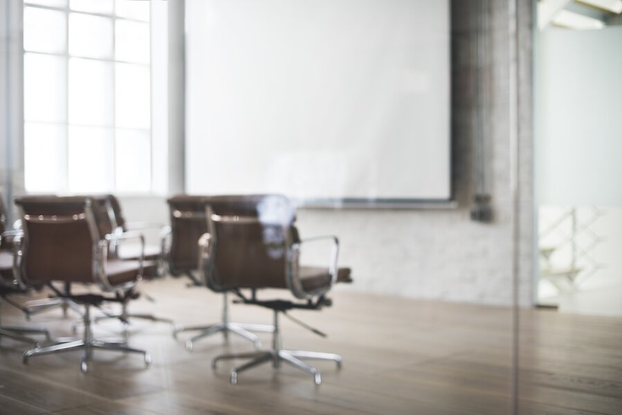 Die richtigen Konferenzstühle: Komfort und Stil für erfolgreiche Meetings