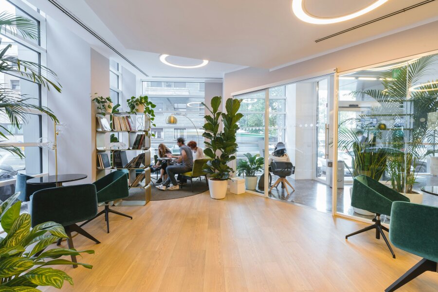 Ergonomie für verschiedene Arbeitsumgebungen: Anpassung von Bürostühlen für maximale Produktivität und Komfort