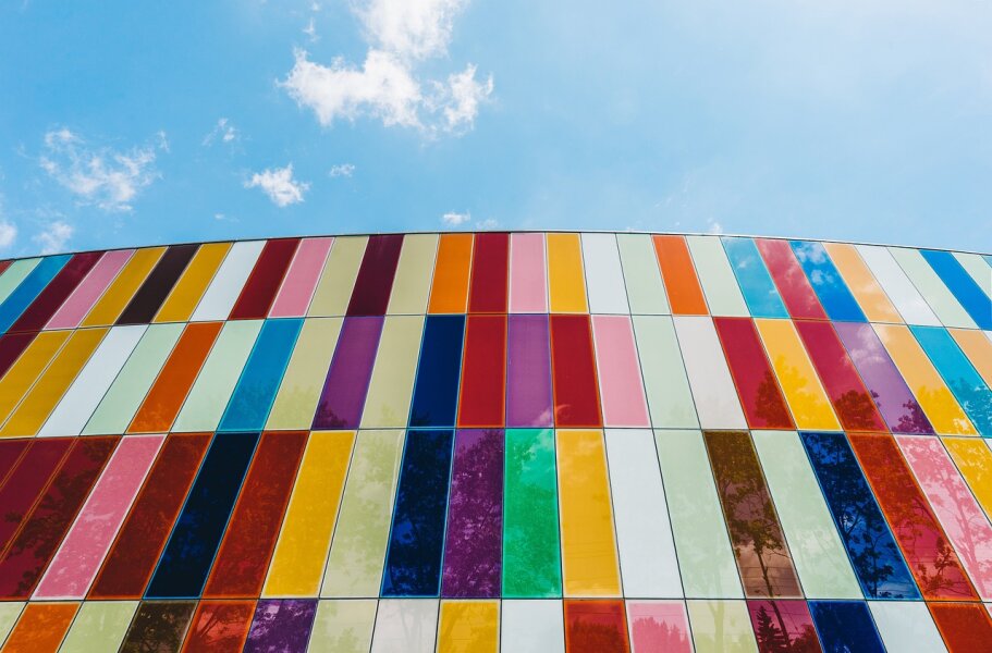 Wie Farben und Design Ihr Arbeitsumfeld beeinflussen – Die Psychologie von Farben und Formen und die Rolle von Stühlen in der Raumästhetik
